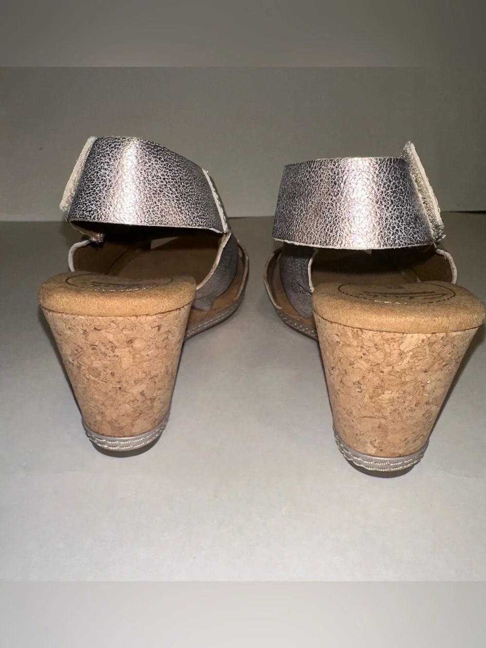 Clarks Helio Wedge Sandals Womens Size 8.5 M Silver Leather Slingback Cork Heels